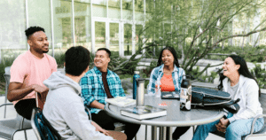 Étudiants de l’ESGI engagés dans la vie associative, en réunion de projet